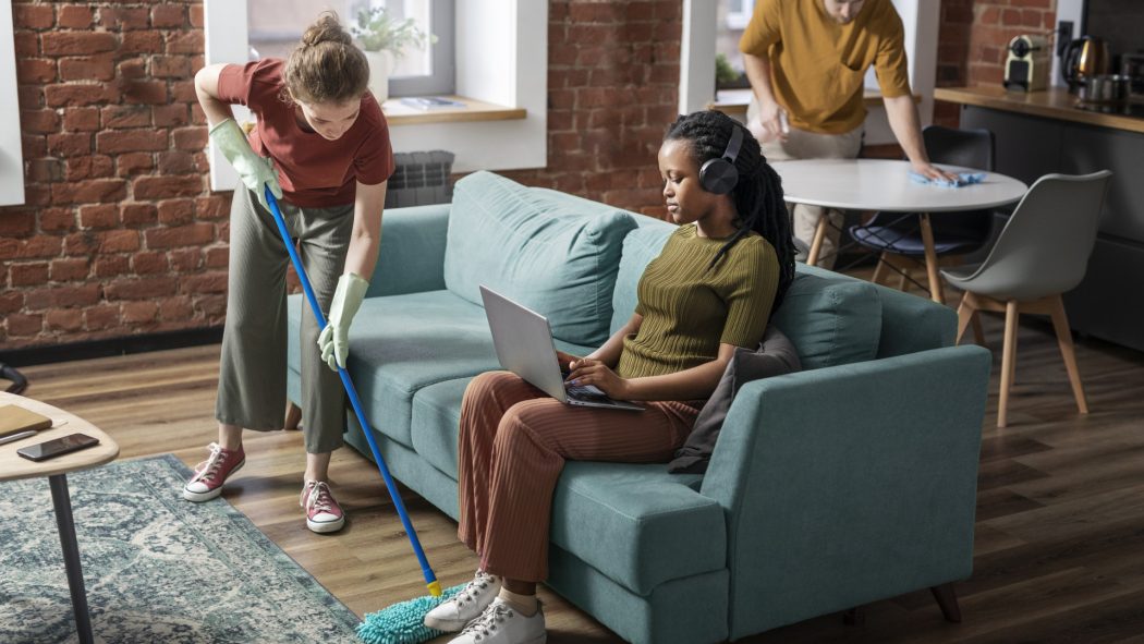 Service à domicile sur mesure partout en France : un atout pour le ménage et le repassage des familles actives