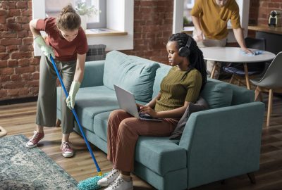 Service à domicile sur mesure partout en France : un atout pour le ménage et le repassage des familles actives